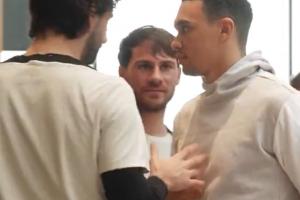 球迷热议阿诺德归队：他一进来空气就安静了，麦卡这小眼神