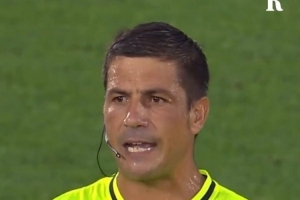 公开透明！科莫vs拉齐奥主裁向全场观众解释VAR判罚，意甲首次