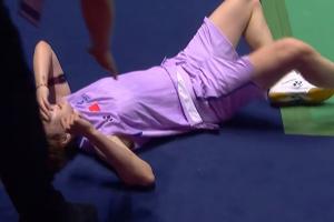 太不容易！陈雨菲取胜后直接瘫倒在地，退场时仍一瘸一拐