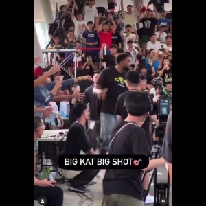 玩得很开心啊！唐斯中国行“偶遇”小卡 当场进行三分PK