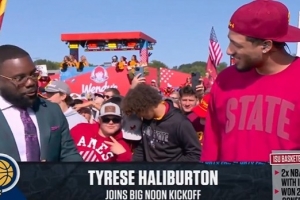 在哪里能申请像小卡那样不上班的工作？哈利打趣：帮我也找一个