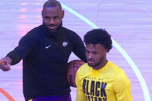 父子同台的好处！詹姆斯变身妻子传话筒：布朗尼 你妈喊你咧！