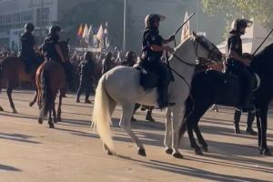 场面失控伯纳乌球场外大批马赛球迷与警方爆发冲突