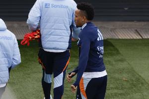 马赛球迷调侃米利唐禁区手球未判：皇马在禁区内“打篮球”很正常