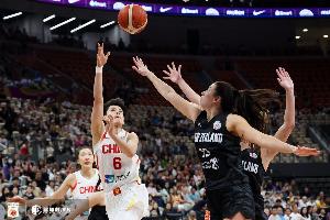 体坛周报：宫鲁鸣打造女篮新双核！热身两连胜有什么惊喜？