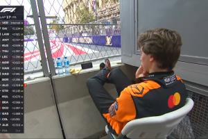 特殊观赛位！皮亚斯特里退赛后坐在赛道边用手机看比赛