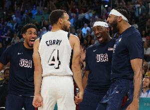 哈利伯顿：库里是我打篮球以来见过最好的人 从没任何人说他坏话