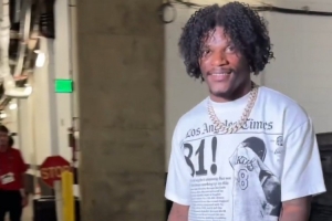 致敬科比！NFL巴尔的摩乌鸦队明星四分卫穿着科比T恤抵达球场