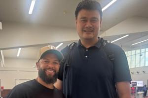 火箭球迷心中的痛！德隆-威廉姆斯偶遇姚明 两人一同合照