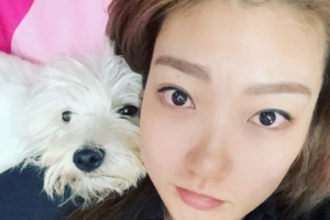 李梦晒与小狗的合照： 奈斯 马上见面咯