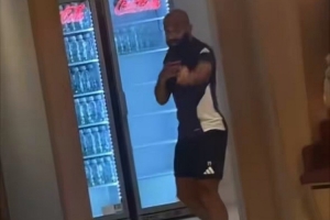 气氛搞起来！姆伯莫在卡灵顿基地唱跳RAP