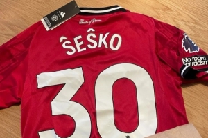 曼联球迷新买球衣印字符号错误，舍什科向其赠送一件签名球衣