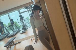 KPL解说小鹿分享瑜伽健身照：没跟你闹，真的在练~