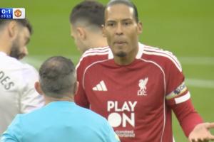 天空：比赛中心前方消息，主裁没看到麦卡受伤，因此无法中断比赛