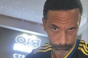 曼联笑傲双红会！费迪南德晒搞怪自拍庆祝胜利