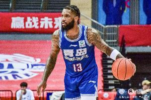 媒体人：鲍威尔今天到山东报到 他非常积极 也是主动要求早到早练