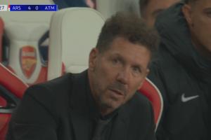 眼神要喷火马竞0-4落后阿森纳，场边西蒙尼表情复杂