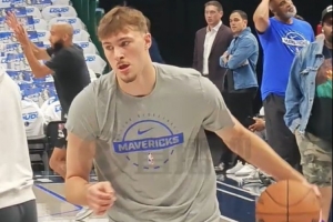 以控卫身份上演生涯首秀 来看小吧镜头下的弗拉格热身 一脸明星相