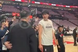 小吧现场直击：刘维伟和杨瀚森开心热聊 小杨将迎NBA常规赛首秀