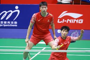 法国羽毛球公开赛：冯彦哲/黄东萍2-1泰国组合，跻身混双8强
