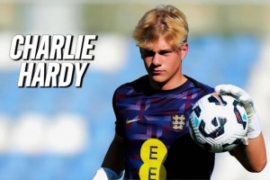 TA：曼联已经从德比郡签下16岁年轻门将查理-哈迪