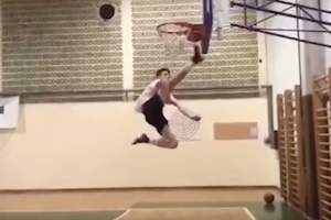 惊人弹跳！舍什科谈走红视频：当时篮球卡在框上，就想用脚捞下来