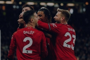 卢克-肖社媒晒庆祝进球合影，库尼亚评论：卢克，我太TM爱你了 ！