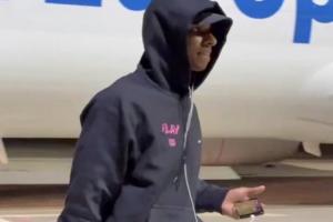 心系老东家？拉什福德下飞机被拍到在看球，球迷认为是看曼联