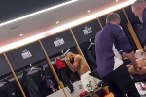 气氛搞起来！姆伯莫、阿玛德赛后更衣室内跳舞庆祝胜利