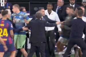 比赛结束姆巴佩还拉着维尼修斯，之后试图加入冲突被直接拦下