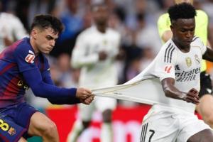 国家德比名场面维尼修斯社媒晒图，佩德里铆足劲儿拉他球衣