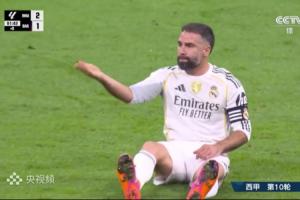 阿劳霍补时倒在皇马禁区，亚马尔等多人投诉，卡瓦哈尔示意