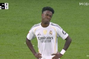 维尼修斯第71分钟被换下，看起来非常不满，径直回到更衣室