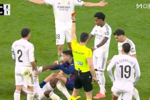 佩德里染红！佩德里趟球过大犯规吃到第2黄 此前拉拽维尼修斯染黄