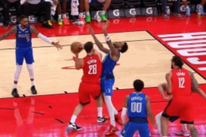 申京转身肘部打到华盛顿 裁判回放后没有升级 维持进攻犯规原判