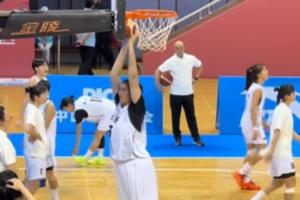 张子宇热身将双手扣在篮板上拉伸赛中包夹她的防守人无奈笑了