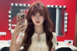 主持泱泱更博晒照：今日份ootd