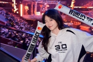 主持骆歆更博晒照：在现场