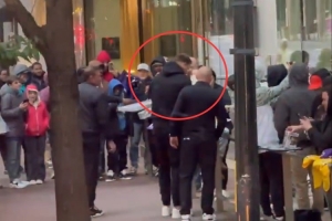 东契奇球馆外给大批球迷签名！汤爹：还有哪位体育明星能这样？