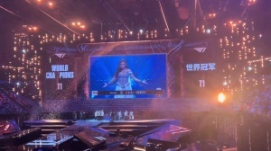 吓哭了S15决赛直播结束后现场播放了“T1一穿四小曲”《GODS》