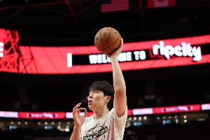 斯普利特：杨瀚森场下额外加练心肺和力量 这孩子很努力值得肯定!