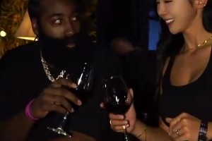 去年中国行登哥与张曼源碰杯，今年八月份又将开启中国行