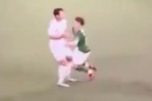 滚出J联赛！J联赛韩国外援吴世勋恶意飞膝惹怒日本球迷