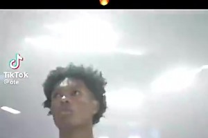 布朗尼此前与阿门-汤普森交手的集锦，两人都砍下16分！