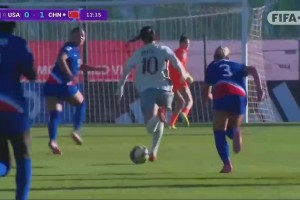太强了！周欣怡弧顶左脚世界波破门，U17女足1-0领先美国！